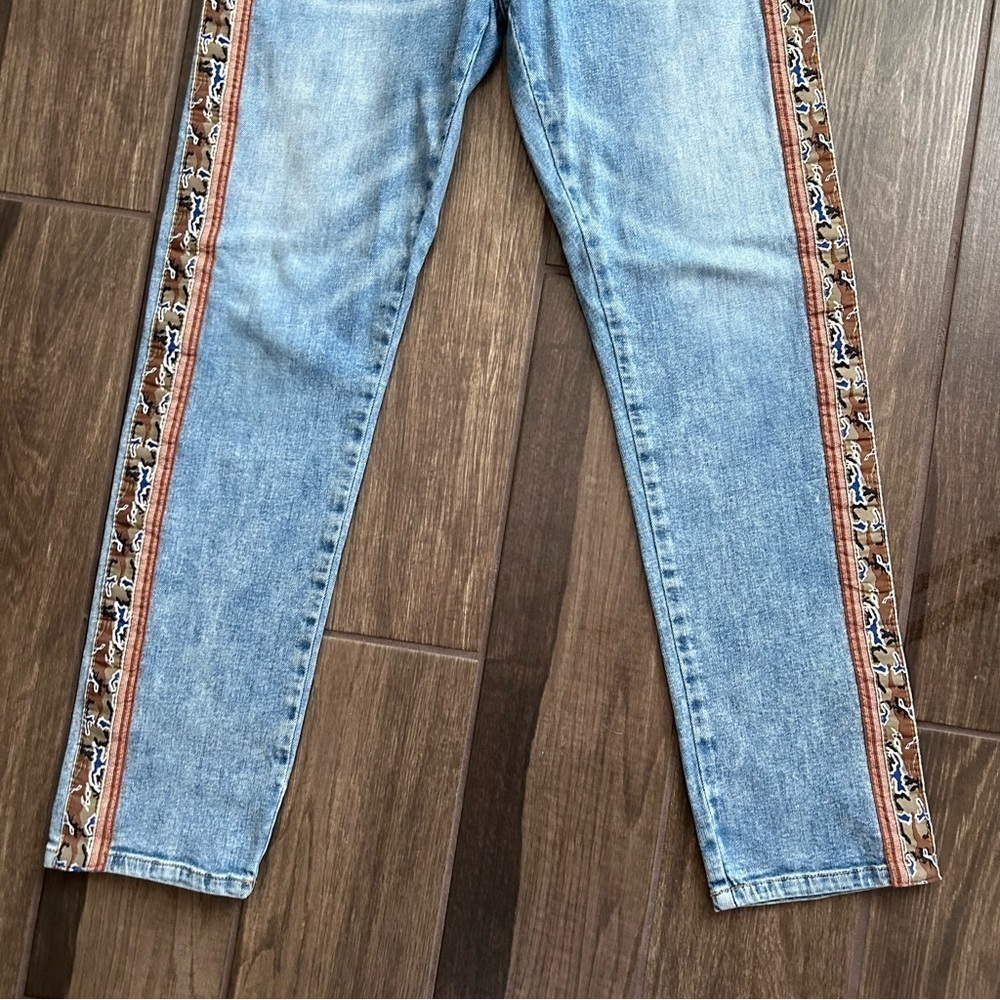 Anthropologie Pilcro Mid-Rise Slim Boyfriend Jeans Embroidered Camo Sz 26 - Picture 4 of 11